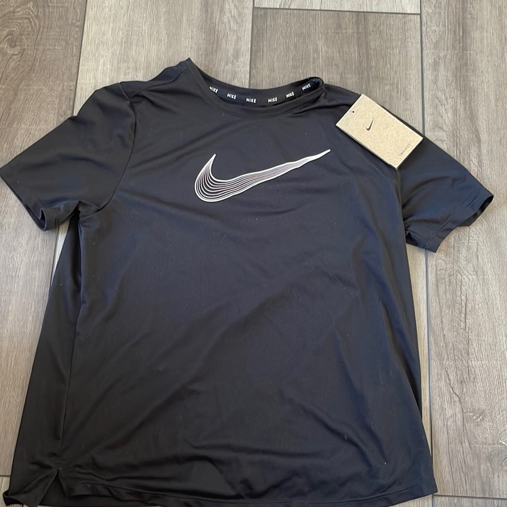 NWT girls Nike t shirt size XL. Dri fit